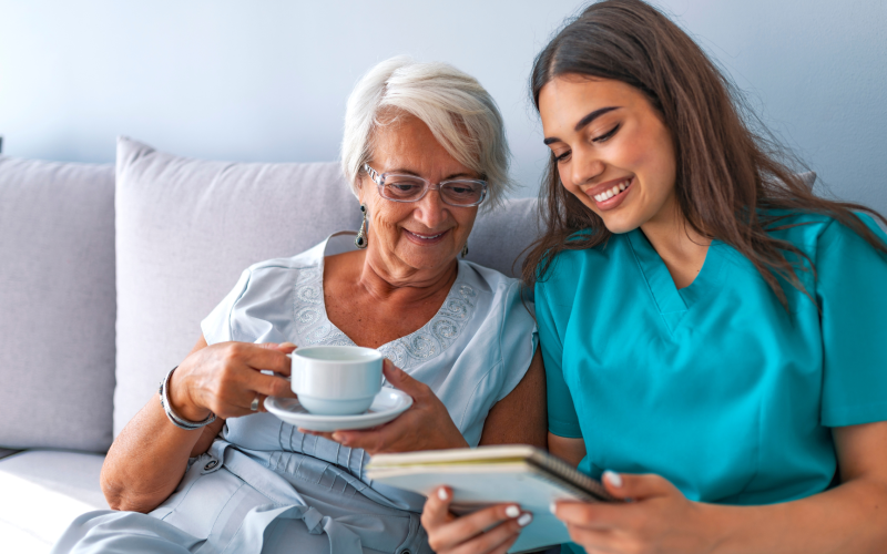 Enfermera y paciente mayor